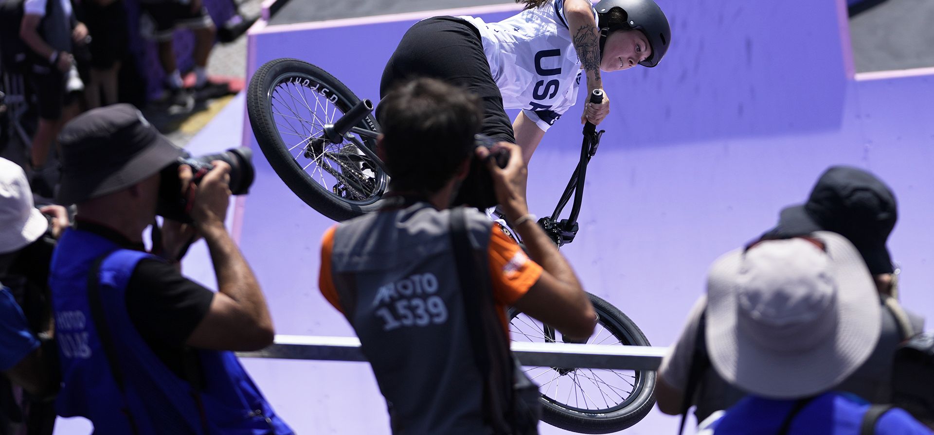 Fotógrafos toman imágenes de Perris Benegas, de los Estados Unidos, compitiendo en la clasificación de ciclismo BMX estilo libre femenino en los Juegos Olímpicos de Verano de 2024, el martes 30 de julio de 2024, en París, Francia. (Foto AP/Frank Franklin II) Fotógrafos toman imágenes de Perris Benegas, de los Estados Unidos, compitiendo en la clasificación de ciclismo BMX estilo libre femenino en los Juegos Olímpicos de Verano de 2024, el martes 30 de julio de 2024, en París, Francia. (Foto AP/Frank Franklin II)