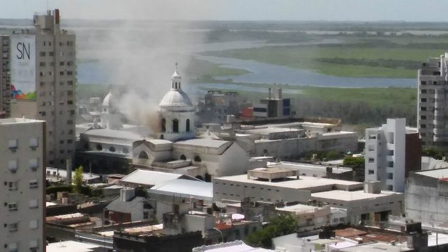 Las desgarradoras imágenes del incendio en la Catedral de San Nicolás