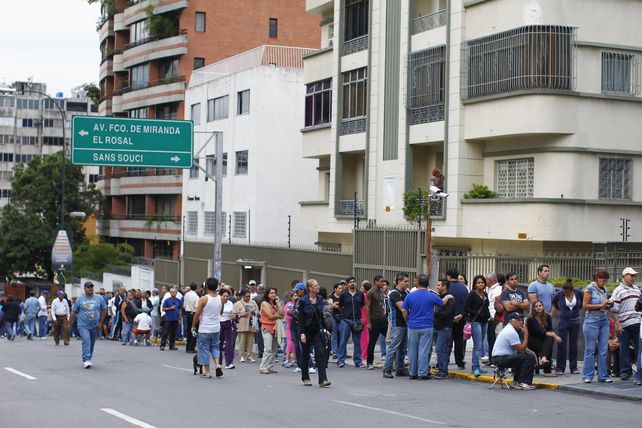 Desde antes del amanecer largas colas de ciudadanos se formaran frente a los centros de votación abiertos para que Venezuela elija hoy presidente para el período 2013-2019.