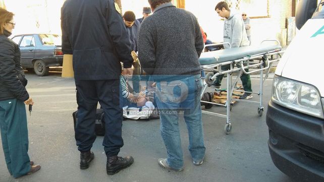 Un hombre fue hospitalizado tras ser chocado por una camioneta