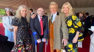 Phil Collins asistió a un evento solidario junto a su ex mujer Jill y se cruzó con Rod Stewart y Penny Lancaster