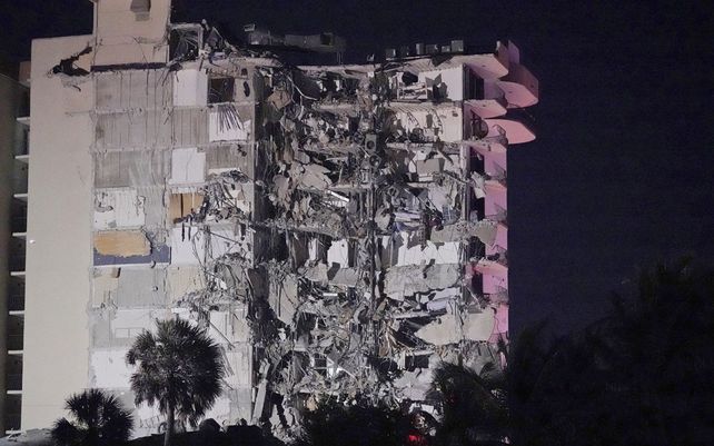 Pánico en Miami por el derrumbe parcial de un edificio de 12 pisos sobre la costa