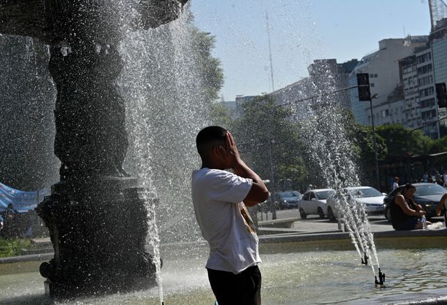 Quienes transitaron por el centro de la capital argentina buscaron formas de aliviar el calor.