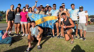 Buena cosecha. El equipo de Regatas Rosario posa para la foto después de un Campeonato Argentino muy fructífero.