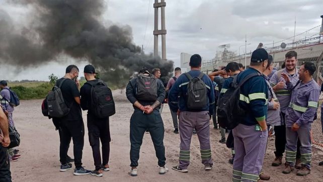 Los trabajadores aceiteros de todas las plantas del Gran Rosario paralizaron sus actividades este lunes en rechazo por el regreso del Impuesto a las Ganancias.