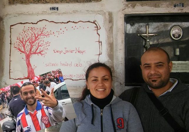 Santafesinos. Estela y Matías son los hinchas de Colón que plasmaron los colores del Tate en el nicho.