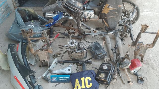 En los allanamientos lograron recuperar motos y partes