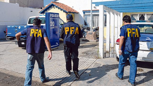 La seccional también. En abril de 2015 la Policía Federal allanó la comisaría 20ª por complicidad con Cárdenas.