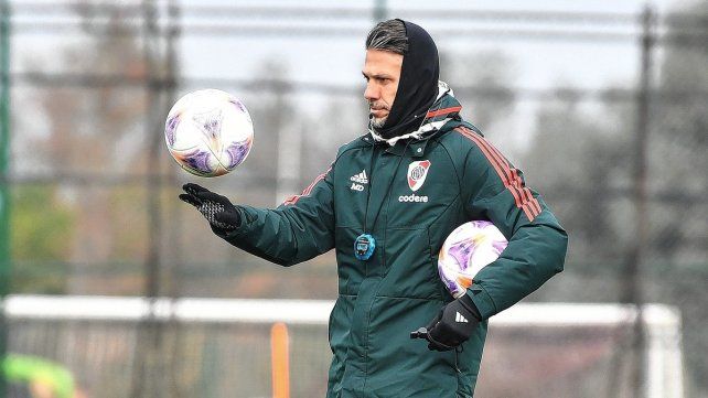Demichelis trabajó bajo la lluvia con el plantel de un River que está a un punto de ser campeón.