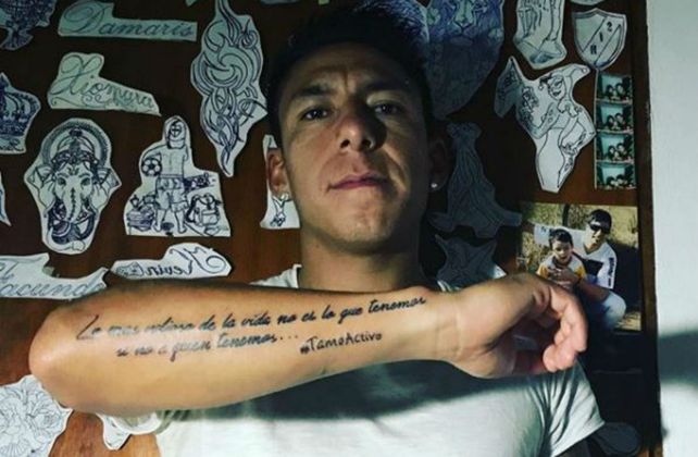 El jugador leproso lució orgulloso su nuevo tatuaje.
