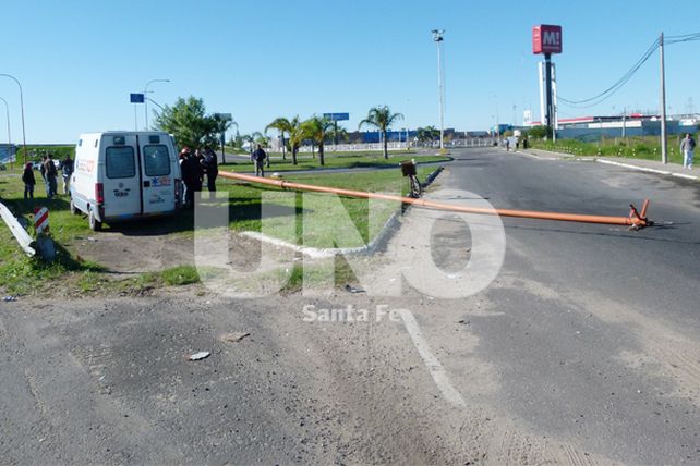 Chocó y tiró abajo una columna de alumbrado público en la ruta 168