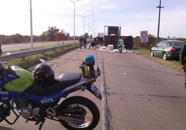 Volcó un camión cargado con pollitos bebé en la ruta 168