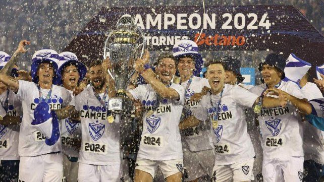 Vélez va ahora por otros dos títulos tras quedarse con la Liga Profesional Vélez va ahora por otros dos títulos tras quedarse con la Liga Profesional