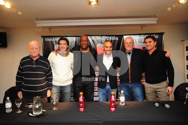 Paolo Montero estuvo acompañado por su cuerpo técnico