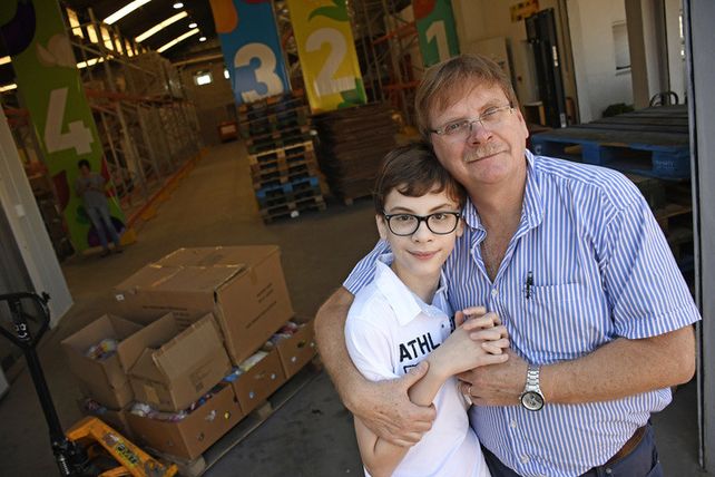 Santino posa junto a padre Germán.