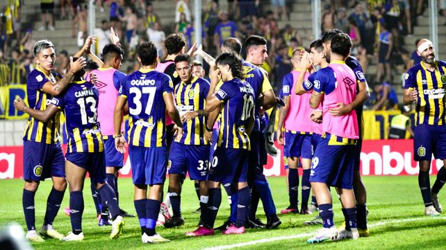 De pie. Los futbolistas canallas celebran la trabajosa victoria que lograron el pasado jueves ante Independiente Rivadavia.