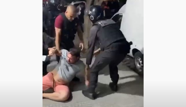 Video: detienen a un periodista acusado de atropellar a un policía en Caballito