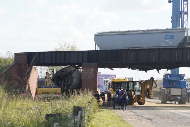 Pérez. Equipos de trabajadores y máquinas de Trenes Argentinos trabajan para remover los dos vagones caídos del punte La Virginia