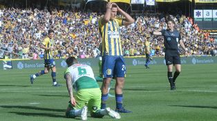 Alejo Veliz se lamenta por una situación malograda. El canalla busca reencontrarse con la victoria.