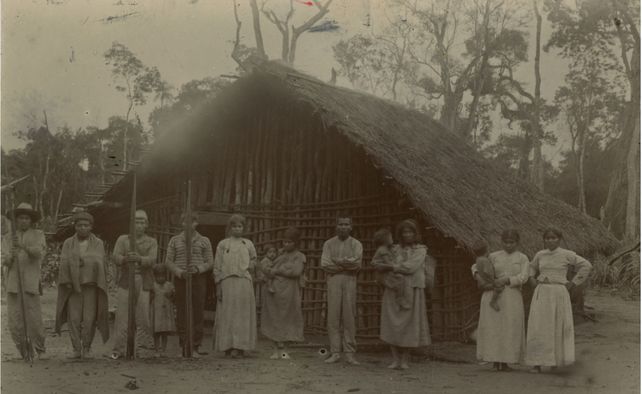 Casa en el monte con posibles pobladores de pueblos originarios. (Archivo General de la Nación).