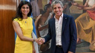Gopinath, segunda del FMI, y Caputo, ministro de Economía de Argentina, en reuniones anteriores.