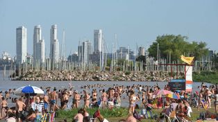 Arena y río. Muchos de los bañistas llegan hasta la arena con vino, o bien con latas de cerveza.