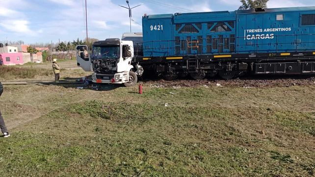 La locomotora impactó al camión conducido por una chofer, quien sólo sufrió golpes leves.