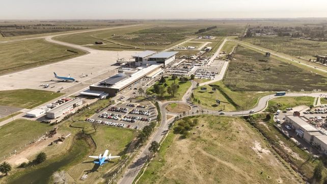 El gobernador Maximiliano Pullaro encabezó el acto de apertura de sobre de la remodelación del Aeropuerto de Rosario
