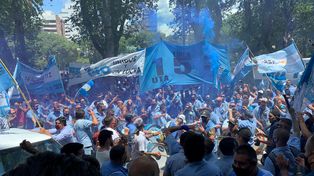 Los choferes de colectivos se manifiestan frente a la sede de provincia, en la plaza San Martín.
