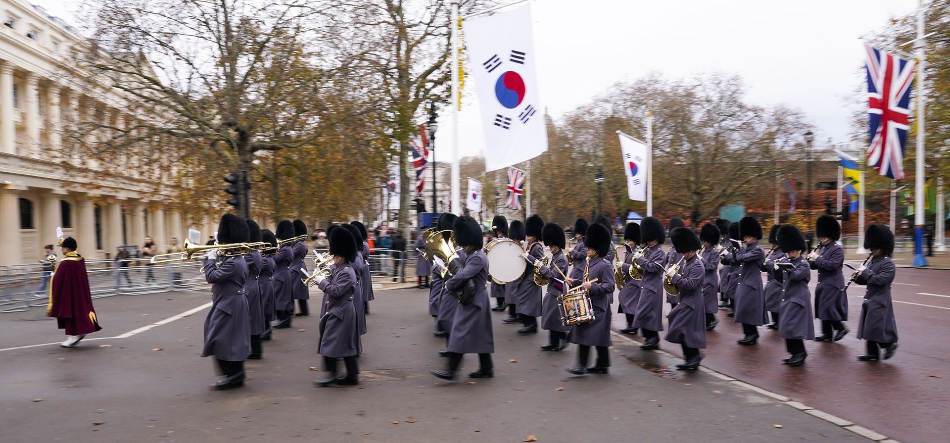 Un grupo de guardias irlandeses marcha antes del desfile para la ceremonia de bienvenida del presidente de Corea del Sur, Yoon Suk Yeol, con motivo de su visita de estado de tres días al Reino Unido, en Londres, el martes 21 de noviembre de 2023. (Foto AP/ Alberto Pezzali) Un grupo de guardias irlandeses marcha antes del desfile para la ceremonia de bienvenida del presidente de Corea del Sur, Yoon Suk Yeol, con motivo de su visita de estado de tres días al Reino Unido, en Londres, el martes 21 de noviembre de 2023. (Foto AP/ Alberto Pezzali)