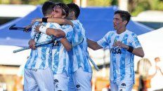 Los jugadores del seleccionado argentino festejan la sufrida victoria.