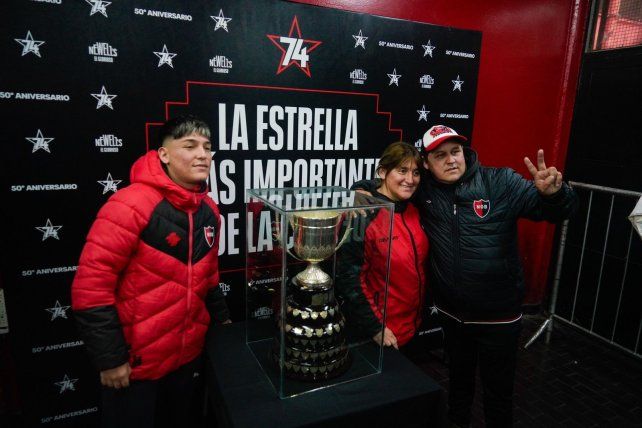 Los hinchas posan con la copa obtenida en 1974.