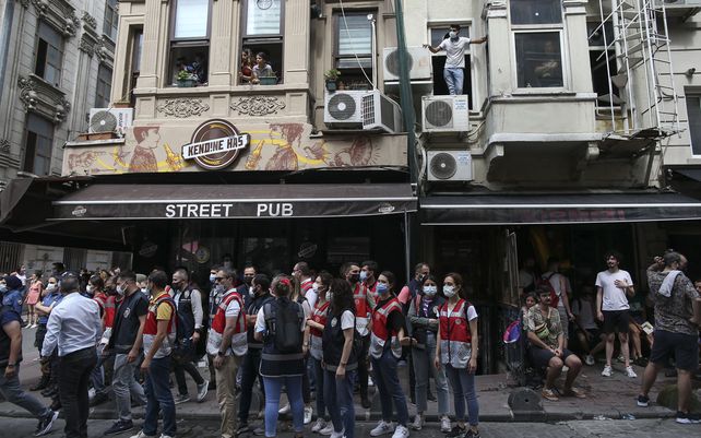 La policía turca asegura el área después de que dispersaron a los activistas que intentaban celebrar un evento de orgullo en el centro de Estambul.
