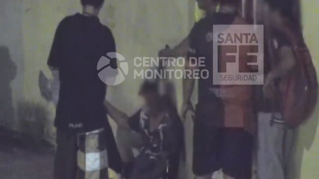 Tenía pedido de captura y lo detienen tomando cerveza en la calle con amigos