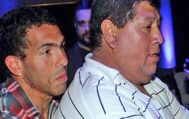 Susto. Carlitos y su padre Raimundo en una fotografía tomada luego del rapto que el hombre sufrió el 29 de julio.