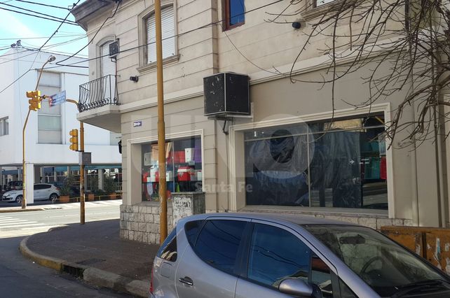 Rompieron la vidriera y robaron en el local de La Goma Argentina