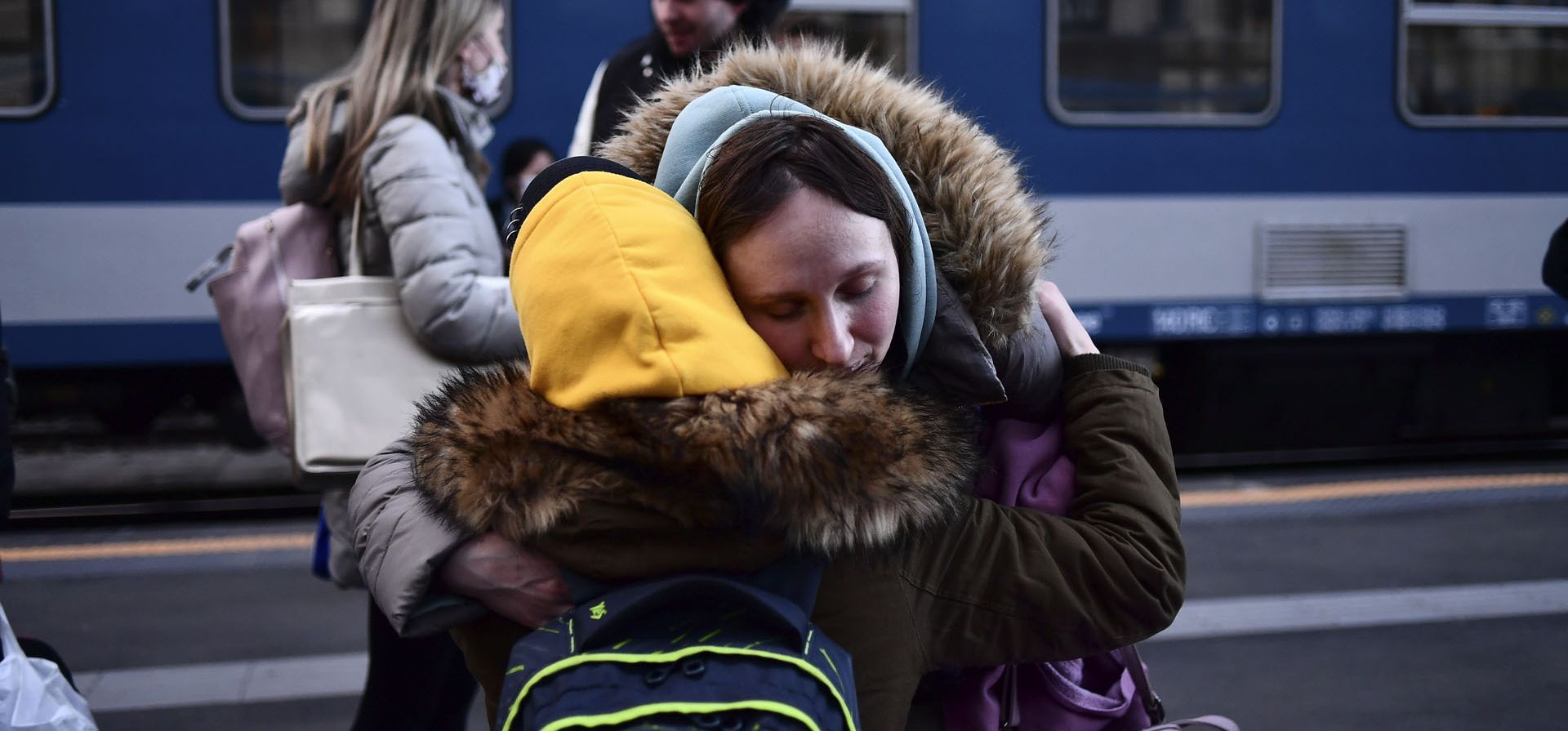 Una mujer de Ucrania abraza a un niño después de llegar a la estación de Nyugati en Budapest, Hungría. Las explosiones y los disparos que han interrumpido la vida desde que comenzó la invasión la semana pasada parecieron disminuir en Kiev durante la noche.