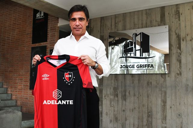Sanguinetti posa con la camiseta rojinegra