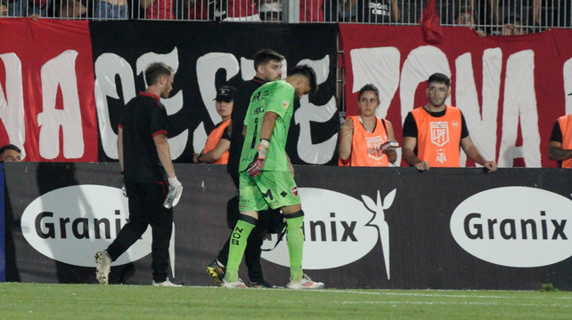 Lucas Hoyos se retira con dificultad para pisar. El arquero fue la figura en el triunfo de Newells sobre Independiente.