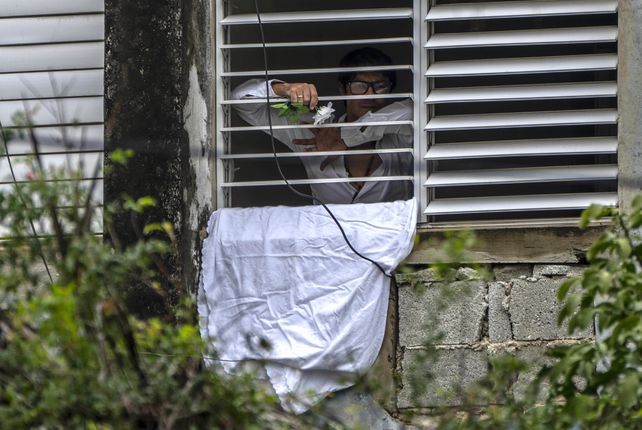 El dramaturgo y l&iacute;der opositor Yunior Aguilera, encerrado en su propia casa por las fuerzas del gobierno. La temida Seguridad del Estado puso custodia a su departamento desde el domingo y no le permiti&oacute; salir a la calle.