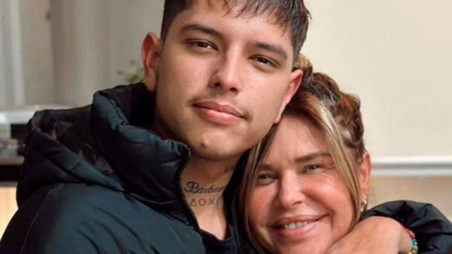 CON SU MAMÁ. El Chino Agostini: forjando su propio camino en la música tropical