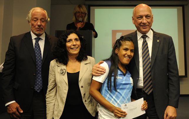 Proyección. El gobernador Bonfatti y el vice Jorge Henn estuvieron presentes y entregaron becas a distintos atletas de la provincia.