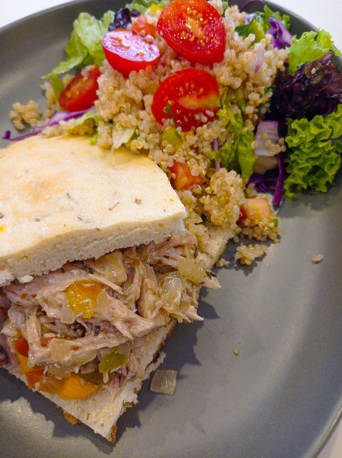 Focaccia rellena de cerdo braseado y ensalada de quínoa por Pablo Künzel
