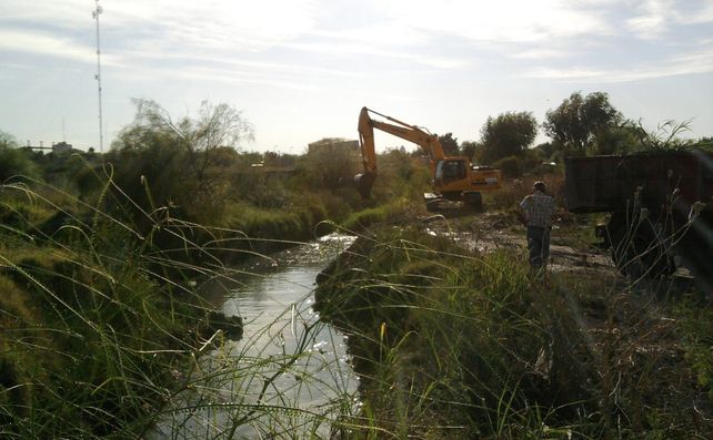El Municipio continúa con la limpieza de canales troncales y desagües