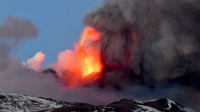 El volcán Etna entró en erupción y obligó a cerrar el aeropuerto de Catania