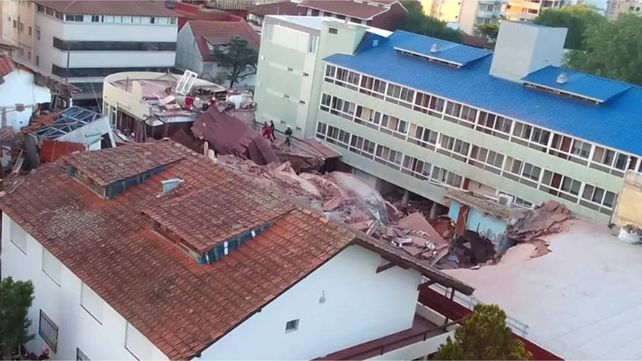 Los bomberos trabajan en el rescate de al menos siete personas