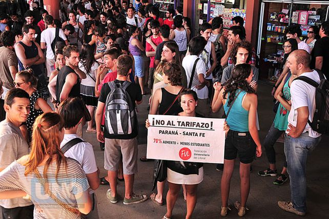 Hubo una manifestación en la Terminal de Paraná contra el aumento de Fluviales y Etacer