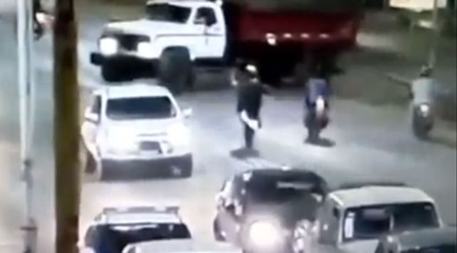 Video: iba haciendo willy y se estrelló contra un camión