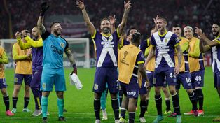 Arriba las manos. Los jugadores canallas celebran la clasificación a octavos. Batacazo de Central en el Beira Rio.