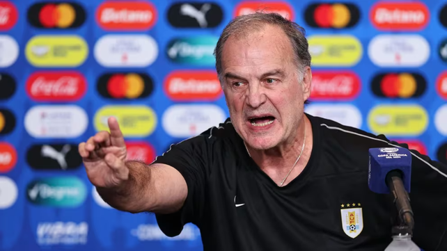 El rosarino Marcelo Bielsa criticó a la organización de la Copa América y defendió a sus jugadores tras la batalla campal con hinchas colombianos.